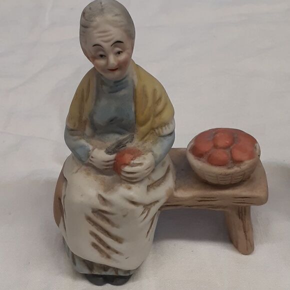 Pair of vintage ceramic figurines: old woman peeling apples and man scrubbing. - Picture 2 of 13